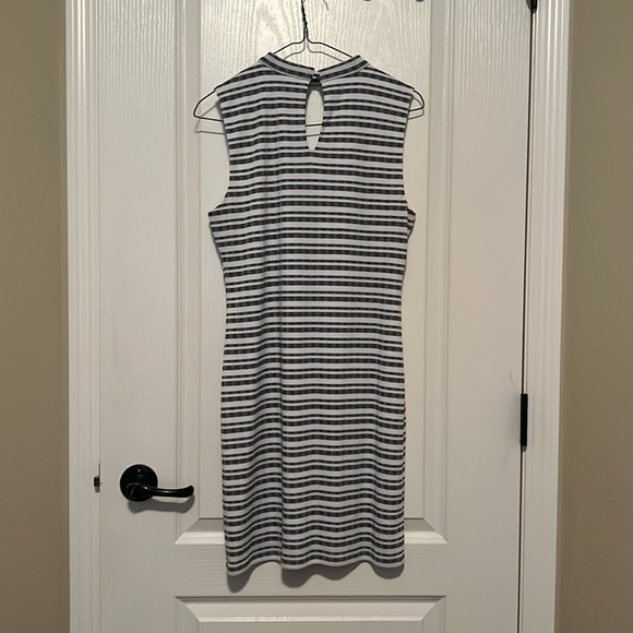 1 state dress, size small. Only worn a handful of times. Good condition. - Picture 4 of 4